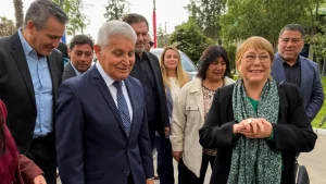 Bachelet reaparece en actividad pública y prepara discurso ante la oposición