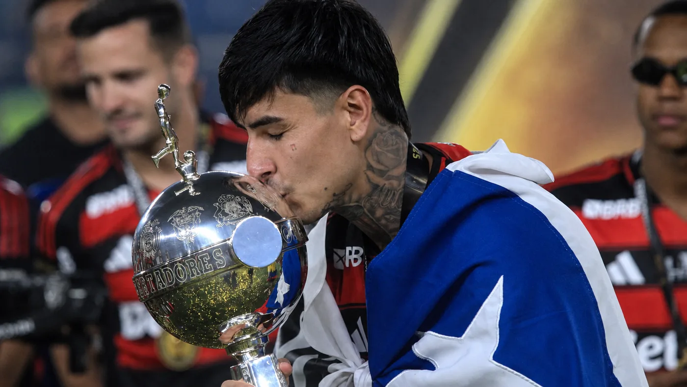 Junior Baiano propone a Erick Pulgar para liderar a Brasil tras su ausencia en La Roja
