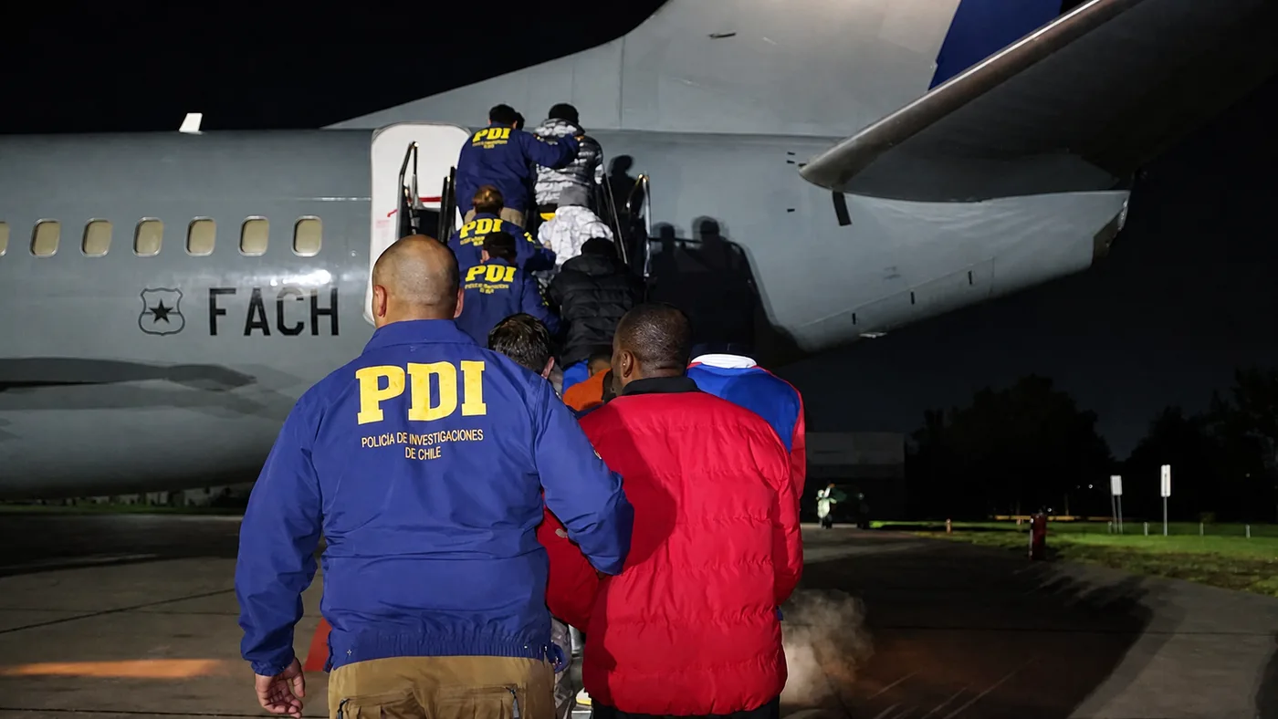 Noveno vuelo del año trasladó a 40 personas expulsadas a Colombia y Perú