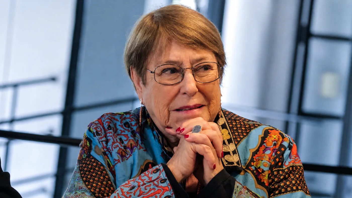 Bachelet pone el foco en la crisis económica y descarta hablar de candidaturas