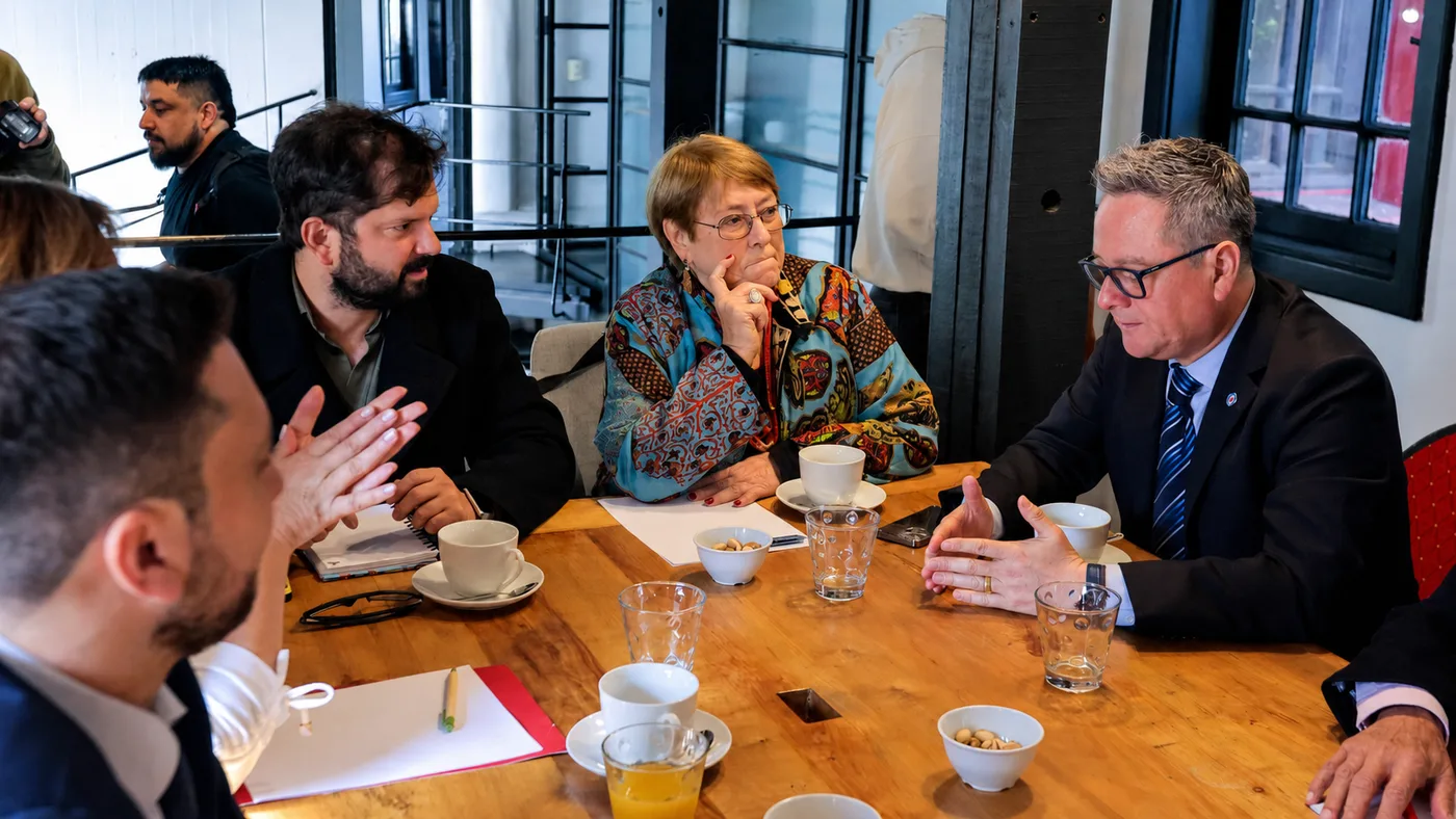 Bachelet reúne a líderes opositores y a Boric en encuentro estratégico en Ñuñoa