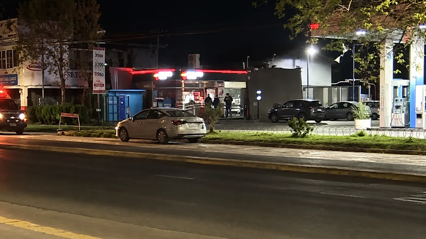 Carabinero de franco resulta herido a bala al intervenir en robo de vehículo en Macul