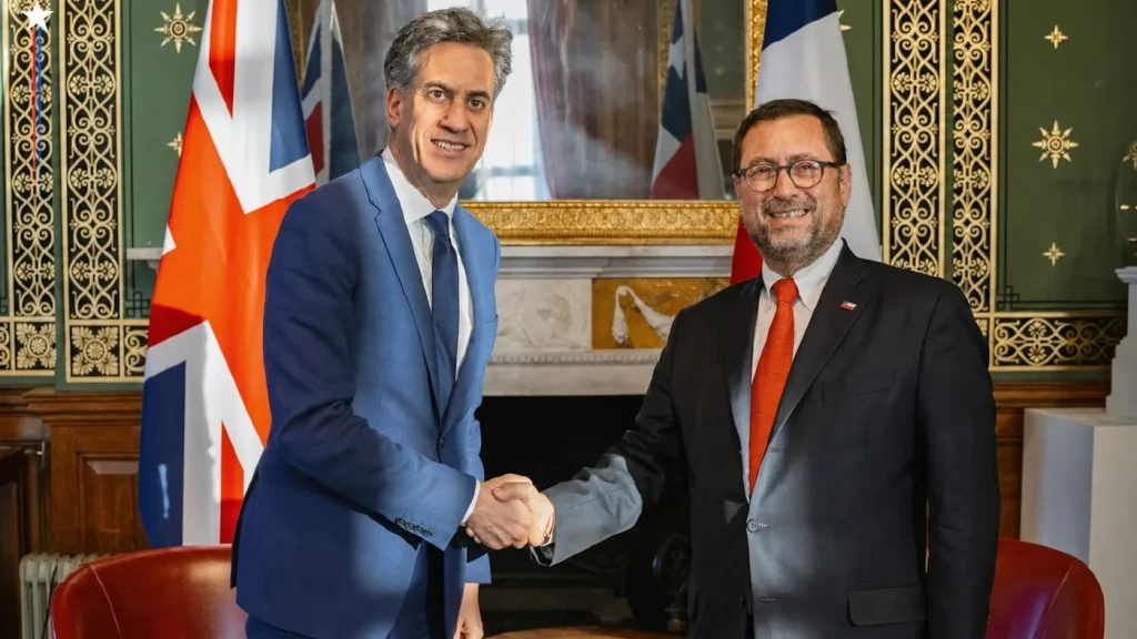 Chile y Reino Unido buscan profundizar su vínculo con foco en inversiones y comercio