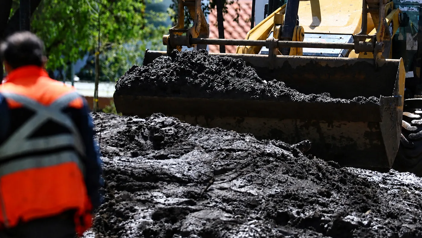 Continúa el retiro de barro y escombros tras aluvión en Las Condes