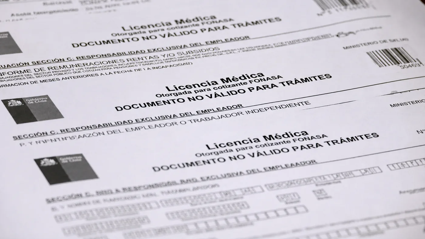 Contraloría detecta 7.207 viajes al extranjero de funcionarios con licencia médica durante 2025