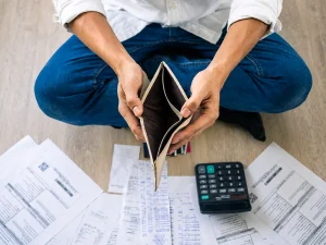 Deudas y quiebras personales aumentan en Chile: hombres solteros concentran el perfil principal