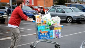 Inflación reduce el poder de compra y golpea con más fuerza a los hogares de menores ingresos
