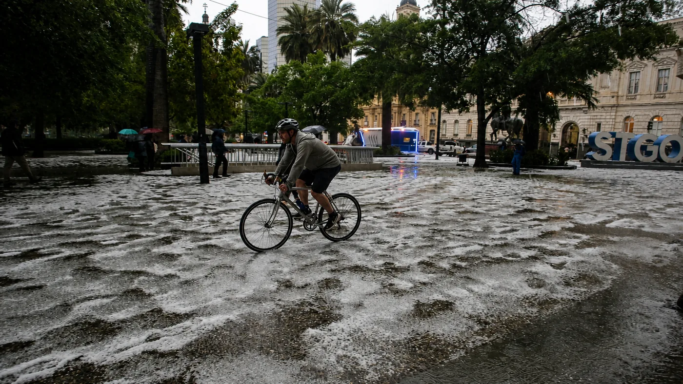 Lluvias y tormenta eléctrica activan alerta roja en la Región Metropolitana
