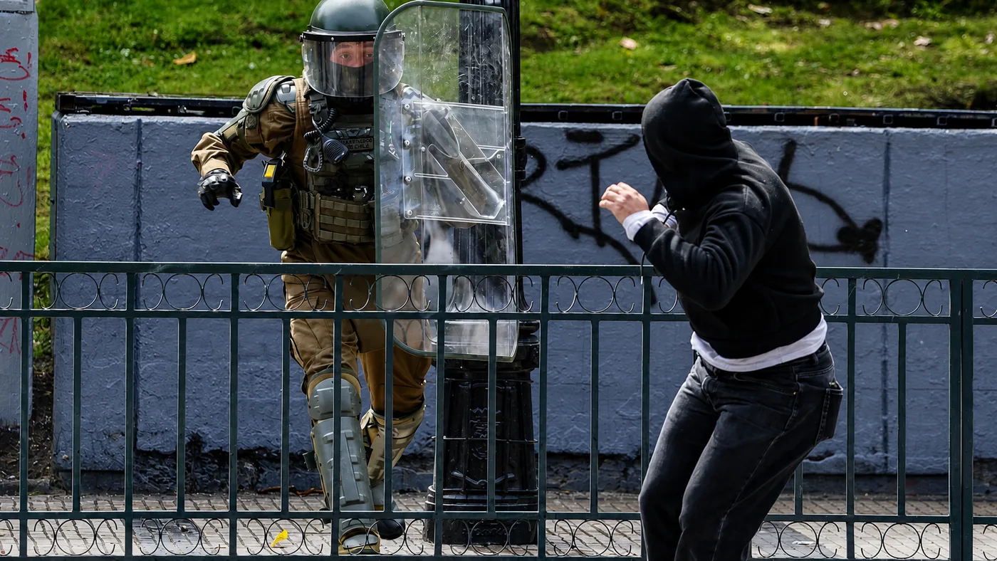 Manifestación por el estallido social deja 29 detenidos y cortes en la Alameda