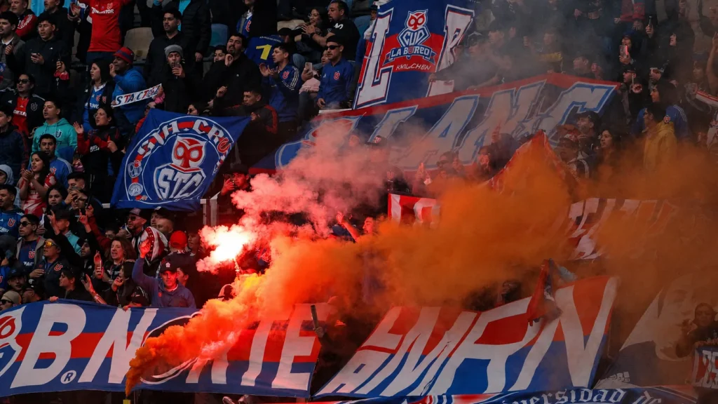 Tribunal sanciona a 5.001 hinchas de Universidad de Chile por uso de pirotecnia