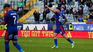 Universidad de Chile recorta distancia y Gonzalo Reyna mantiene viva la pelea por el título